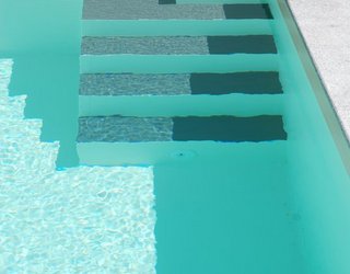 Schwimmbad mit geraden Stufen